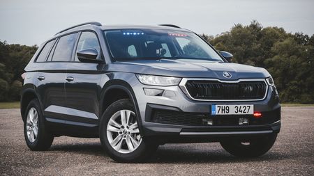 Na tato auta pozor! Přinášíme přehled všech tajných policejních i&nbsp;pomalovaných speciálů, které na českých silnicích měří rychlost